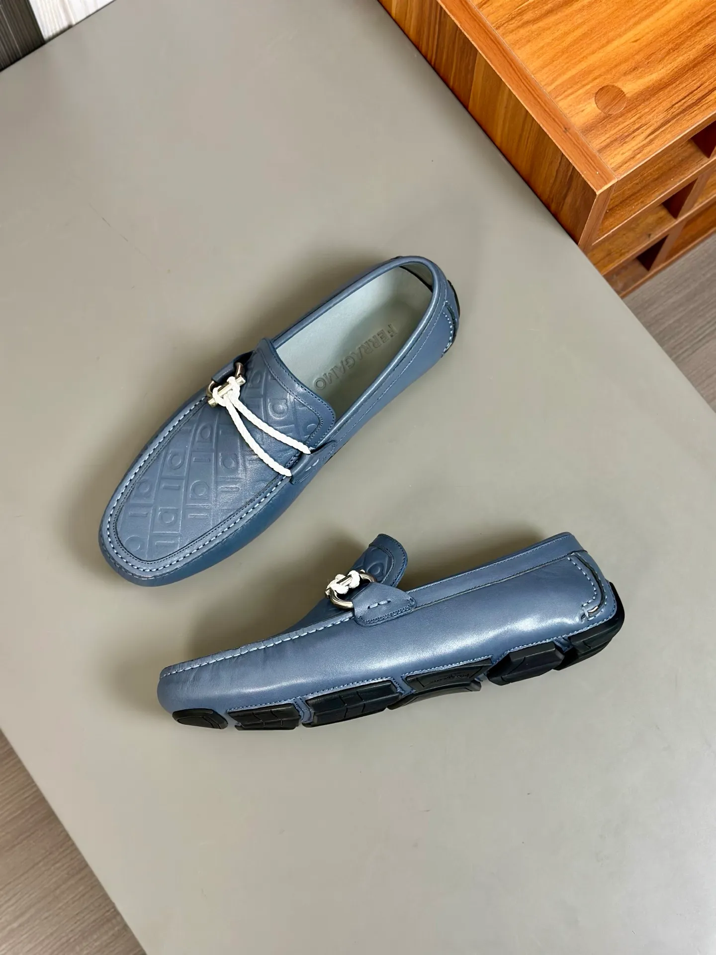 Batch 840, original order quality, new counter model, Ferragamo handmade men's driving shoes, bean shoes, slip-on shoes, lazy shoes, exquisite hand-stitching, workmanship details comparable to counters, original rubber outsole, imported cowhide from Italy, pressed water corrugated water-dyed cowhide lining, 39-44 large quantities in stock (38, 45 custom-made, non-refundable)